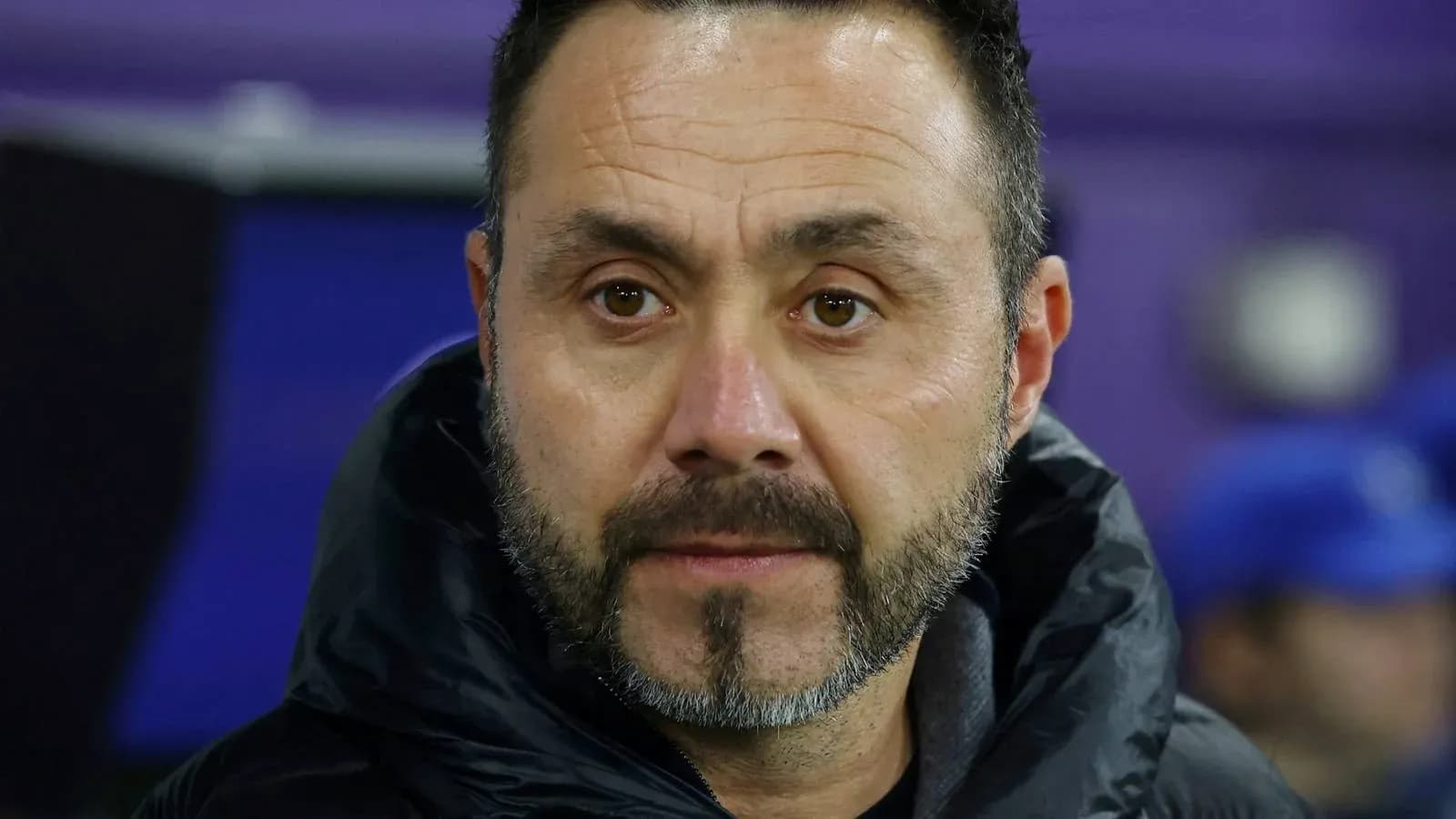 Entrenador observando desde el banquillo durante el partido