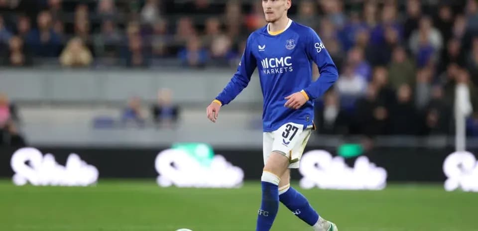 Jugador de Everton caminando en el campo