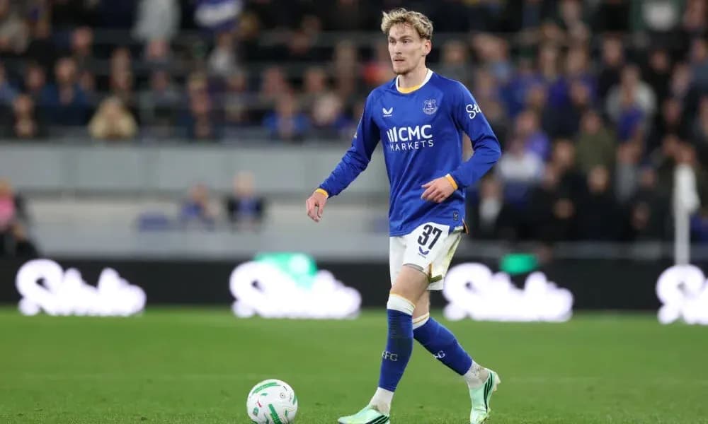 Jugador de Everton caminando en el campo