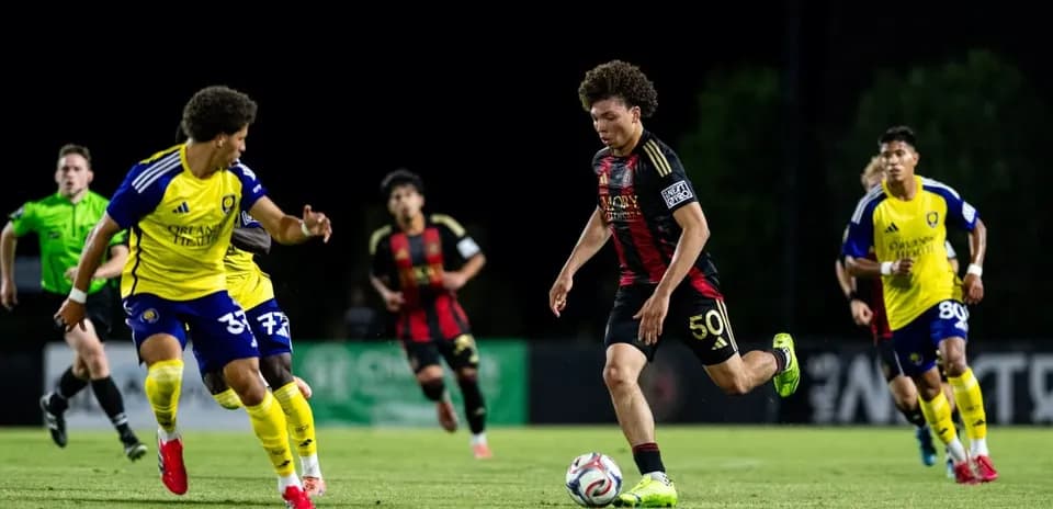 Jugador de Atlanta United II corriendo con el balón