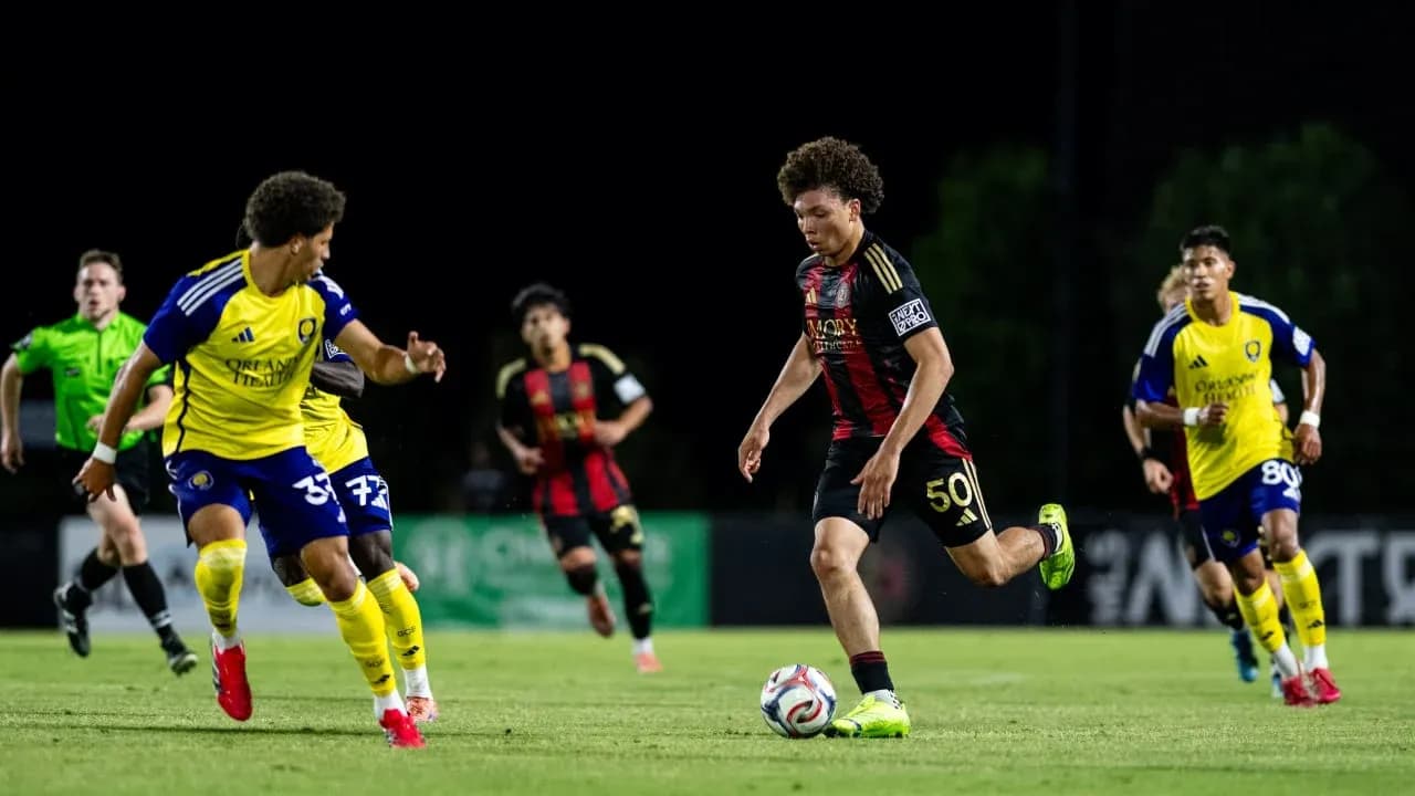 Jugador de Atlanta United II corriendo con el balón