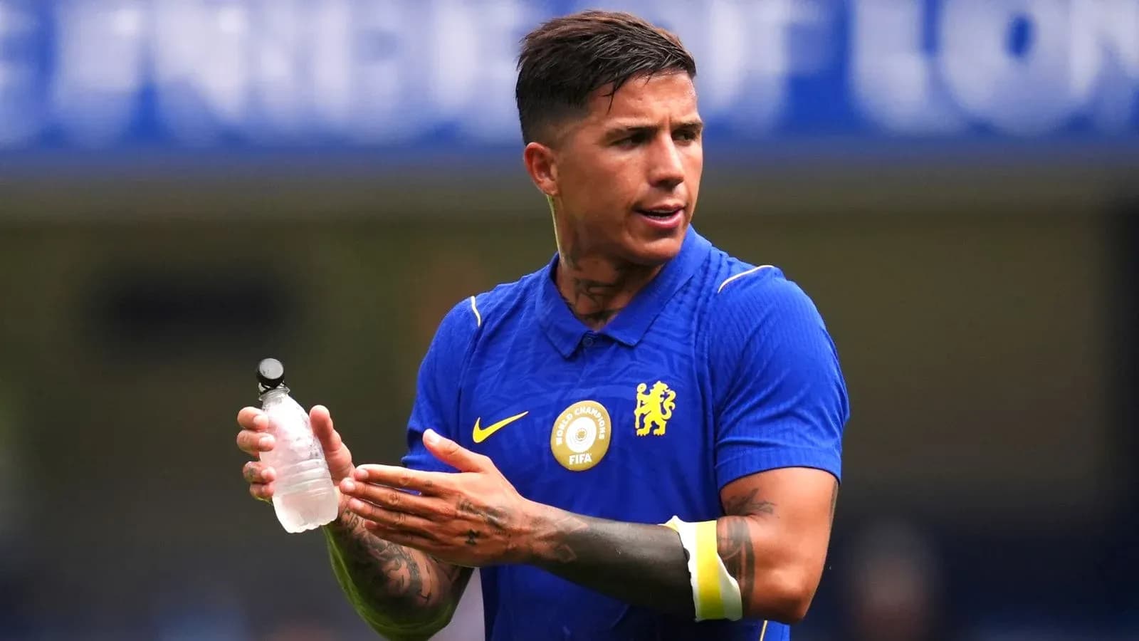 Jugador de Chelsea sosteniendo botella de agua durante partido