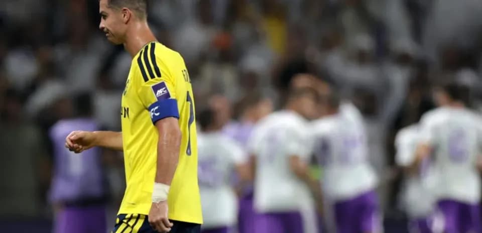 Jugador caminando tras el partido con camiseta amarilla