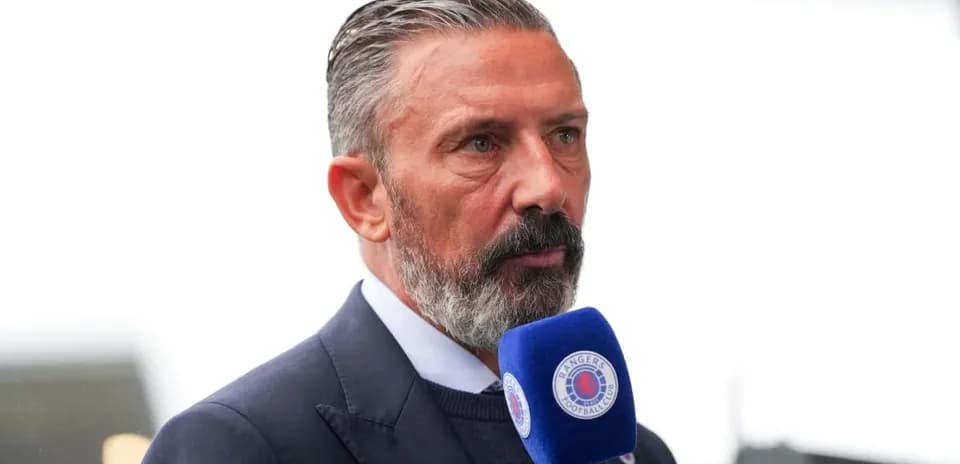 Hombre hablando en micrófono de entrevista deportiva