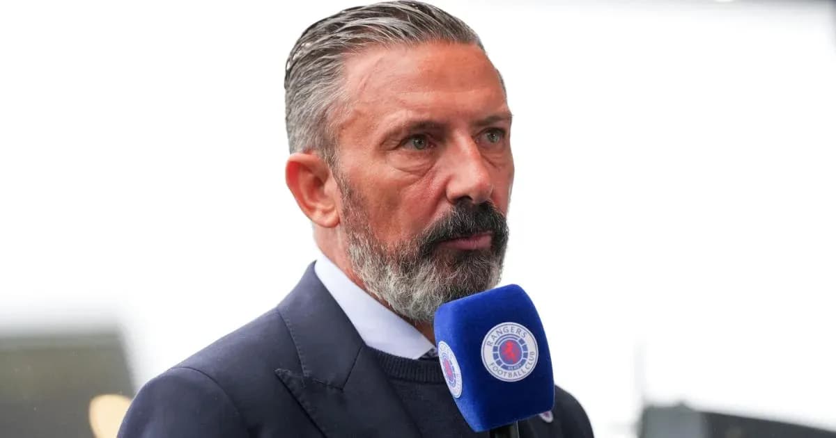 Hombre hablando en micrófono de entrevista deportiva
