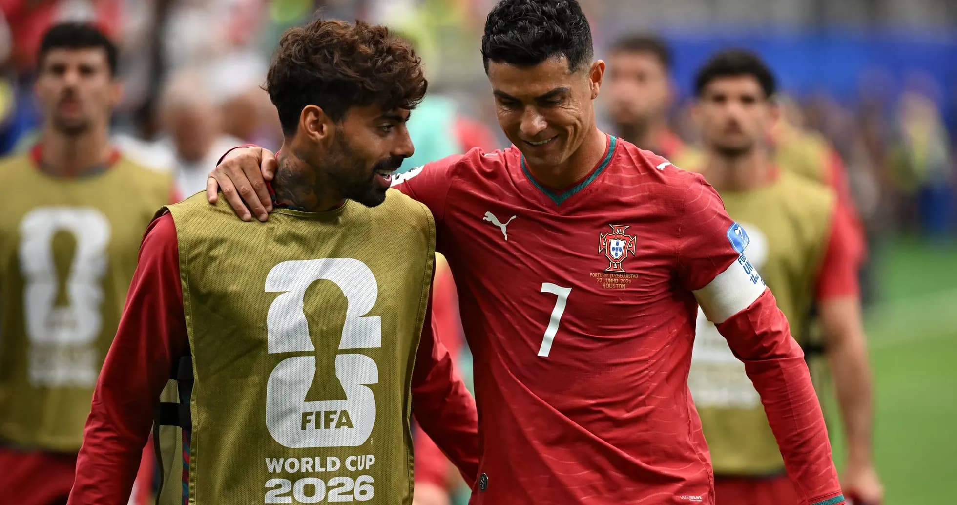 Cristiano Ronaldo conversando con compañero en campo