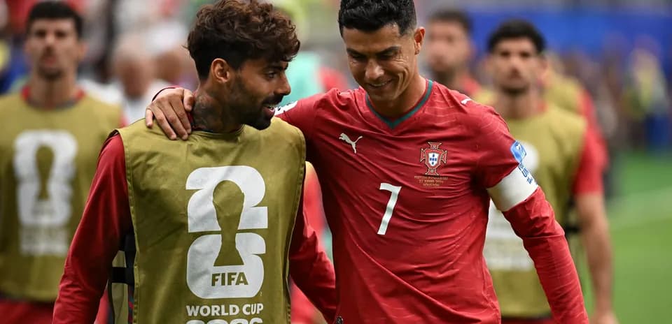 Cristiano Ronaldo conversando con compañero en campo