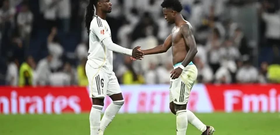 Jugadores de Real Madrid se saludan después del partido