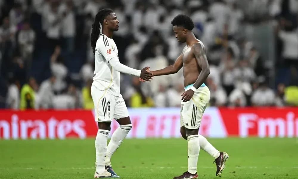 Jugadores de Real Madrid se saludan después del partido