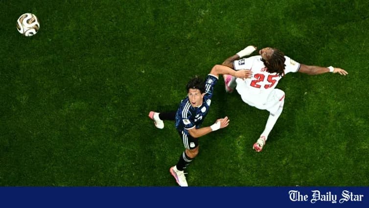 Jugador japonés esquivando a oponente durante partido