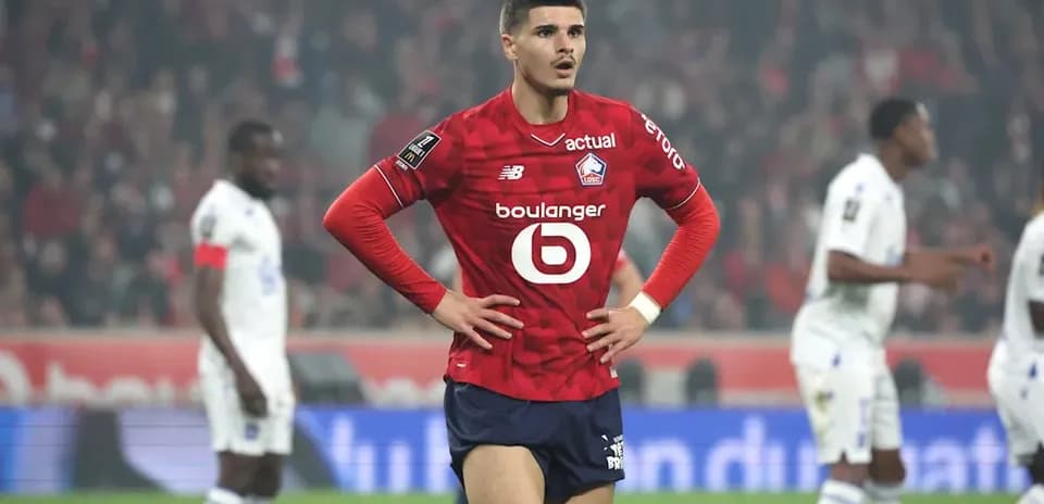 Jugador de Lille con manos en la cintura durante partido