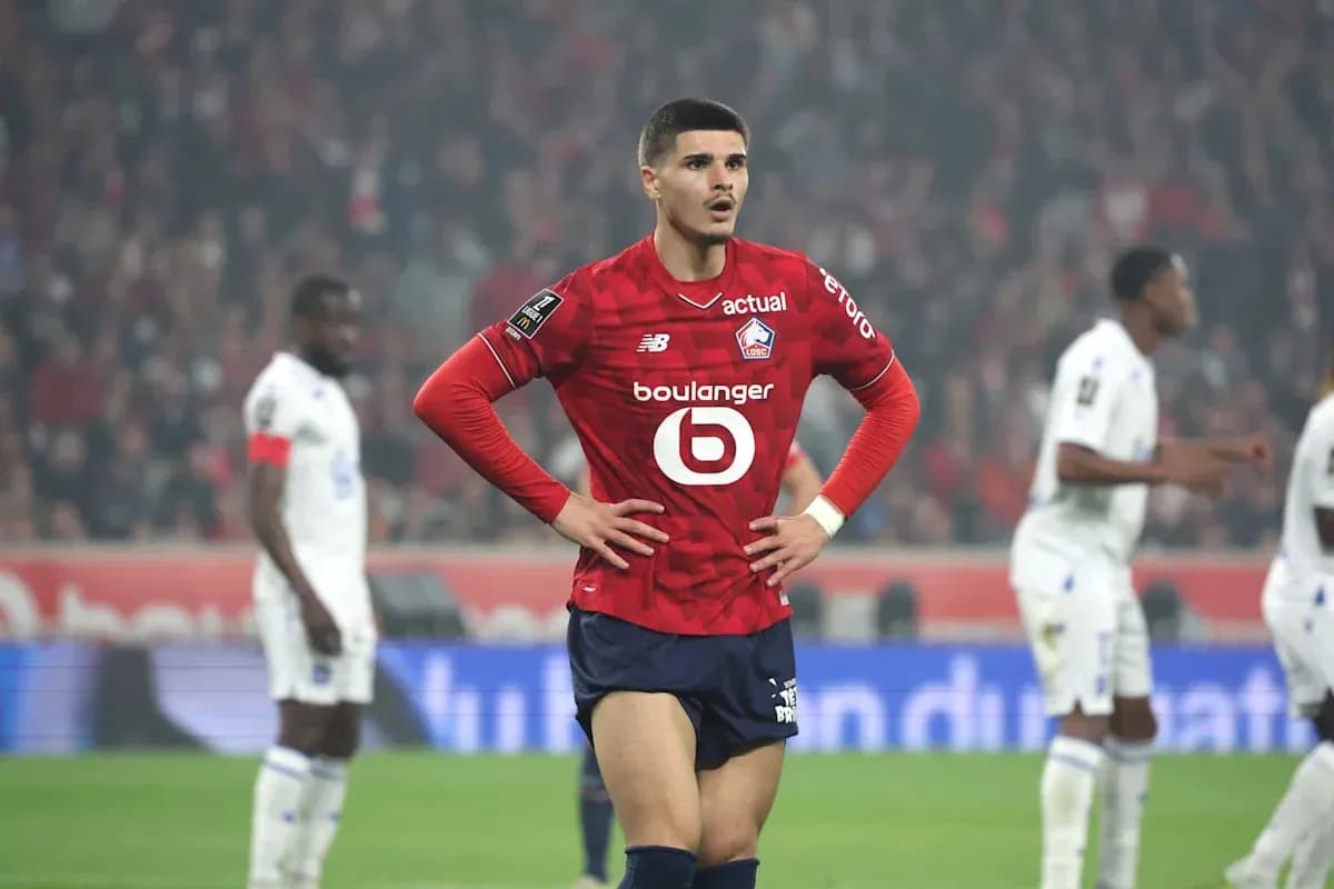 Jugador de Lille con manos en la cintura durante partido