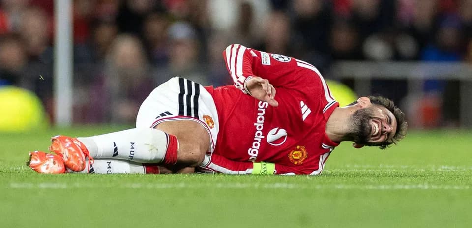 Jugador de Manchester United tendido en el campo