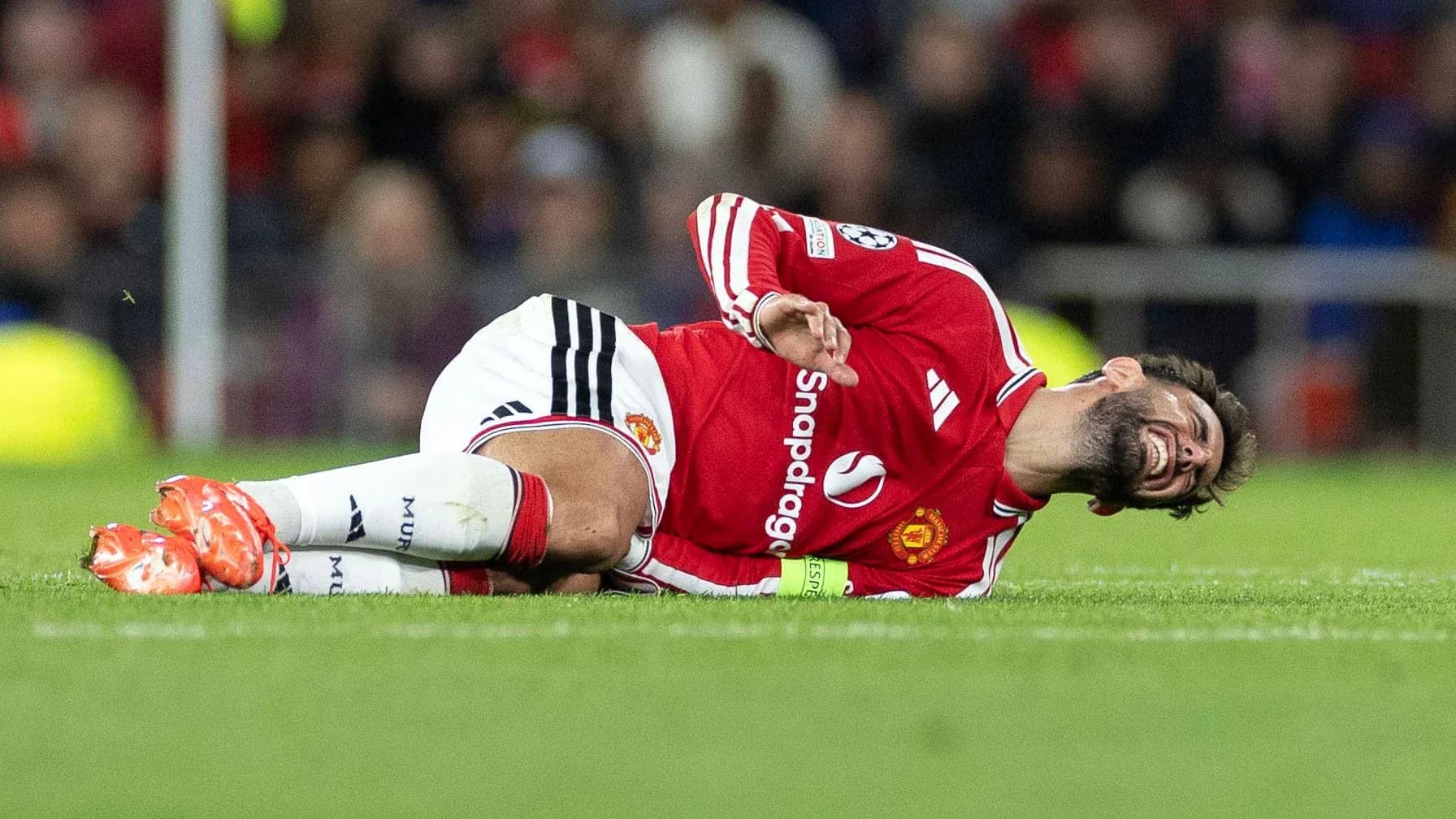 Jugador de Manchester United tendido en el campo