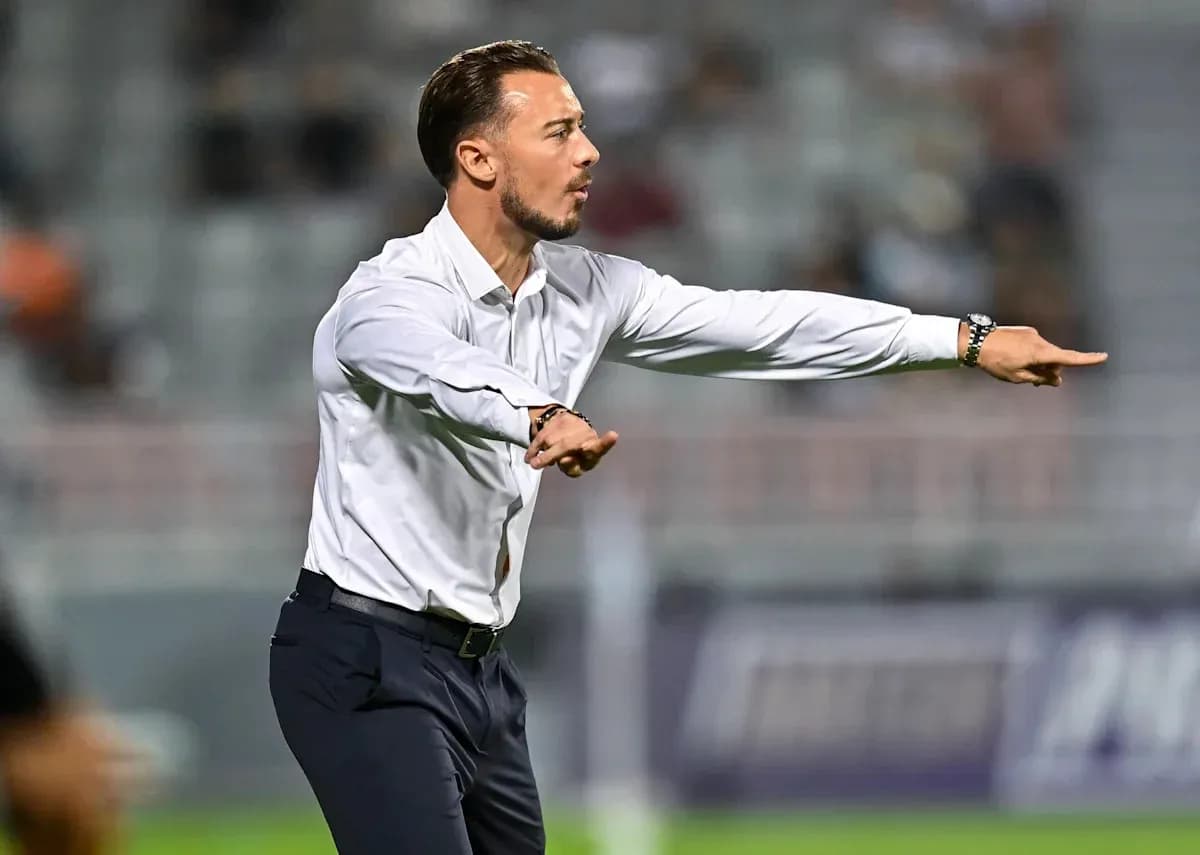 Entrenador dirigiendo a su equipo durante el partido