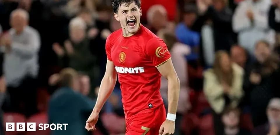 Jugador celebrando en uniforme rojo durante el partido
