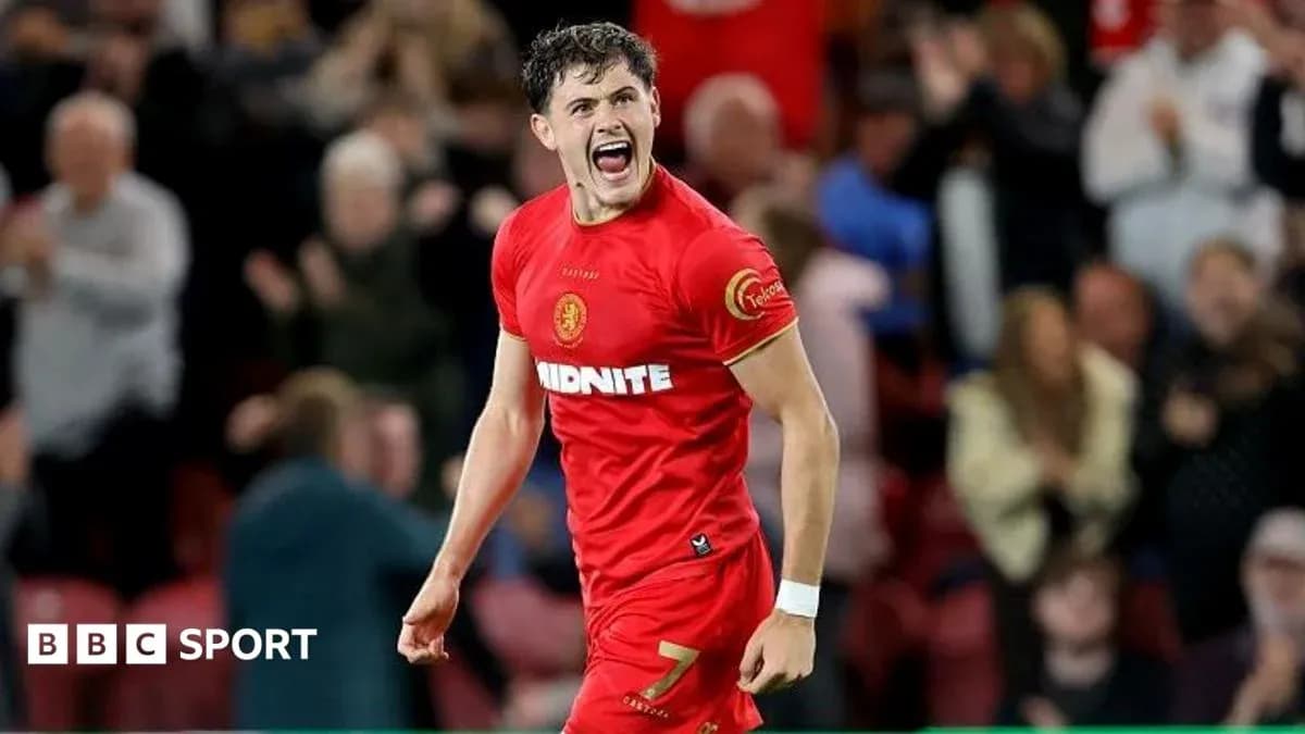 Jugador celebrando en uniforme rojo durante el partido