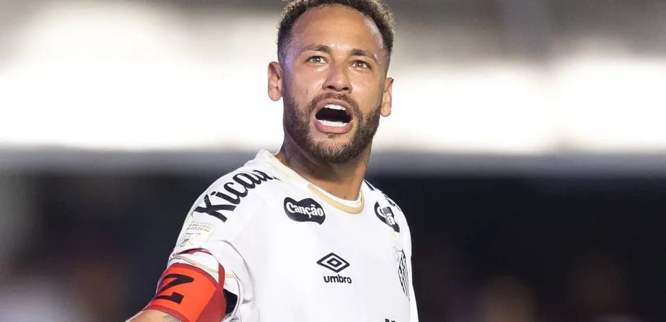 Jugador celebrando con camiseta de Santos en partido