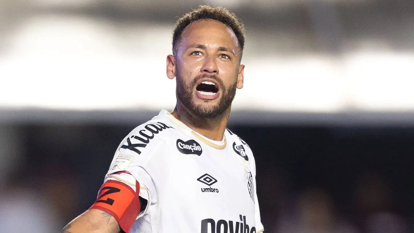Jugador celebrando con camiseta de Santos en partido
