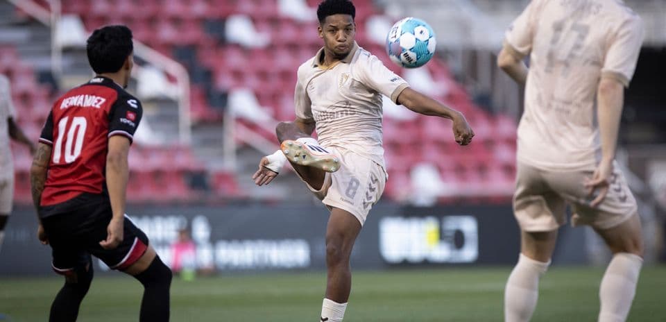 Jugador de Charleston Battery pasa el balón