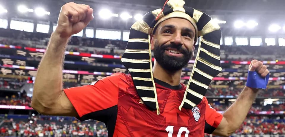 Jugador celebrando con disfraz de faraón en el estadio