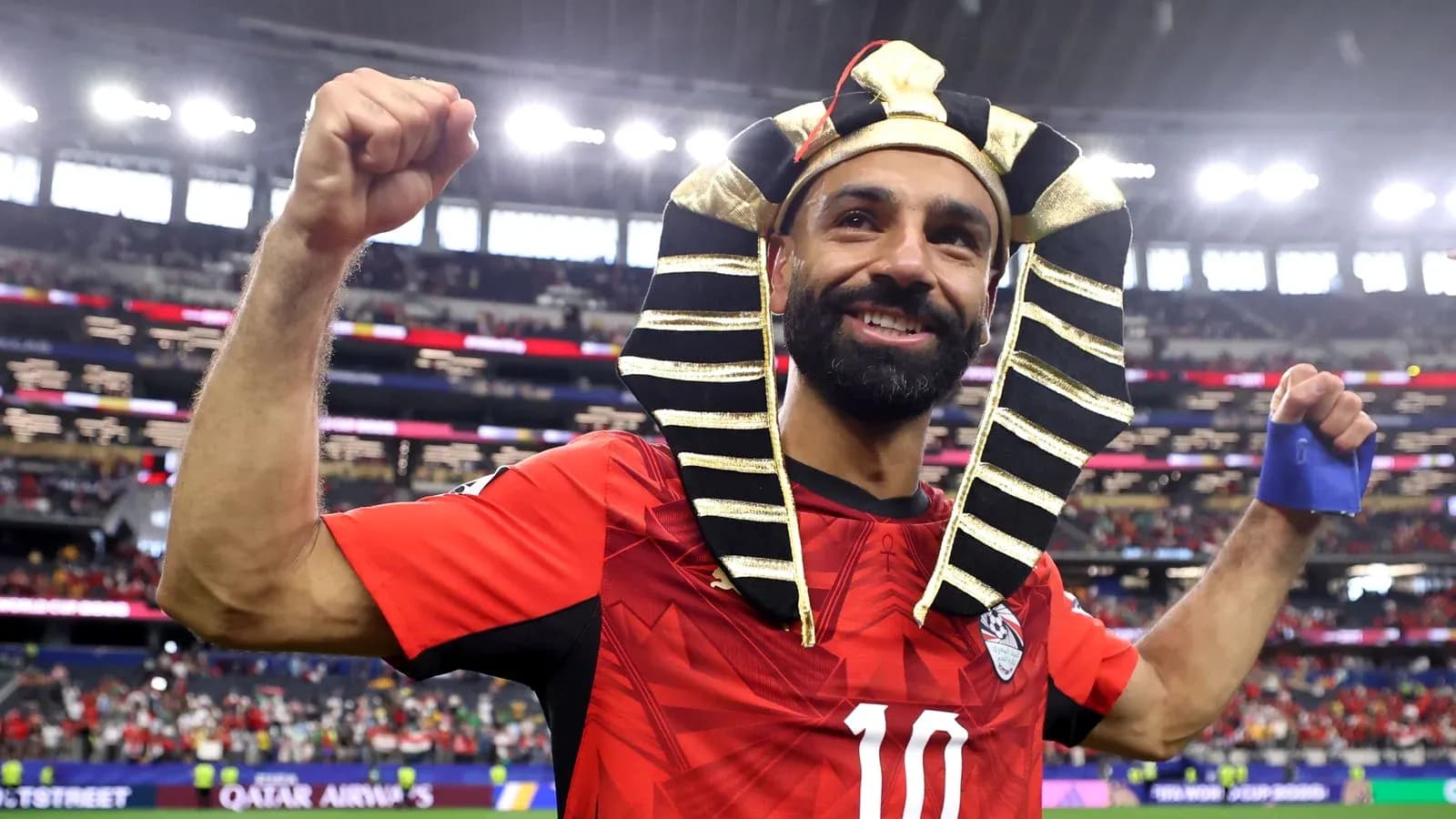 Jugador celebrando con disfraz de faraón en el estadio