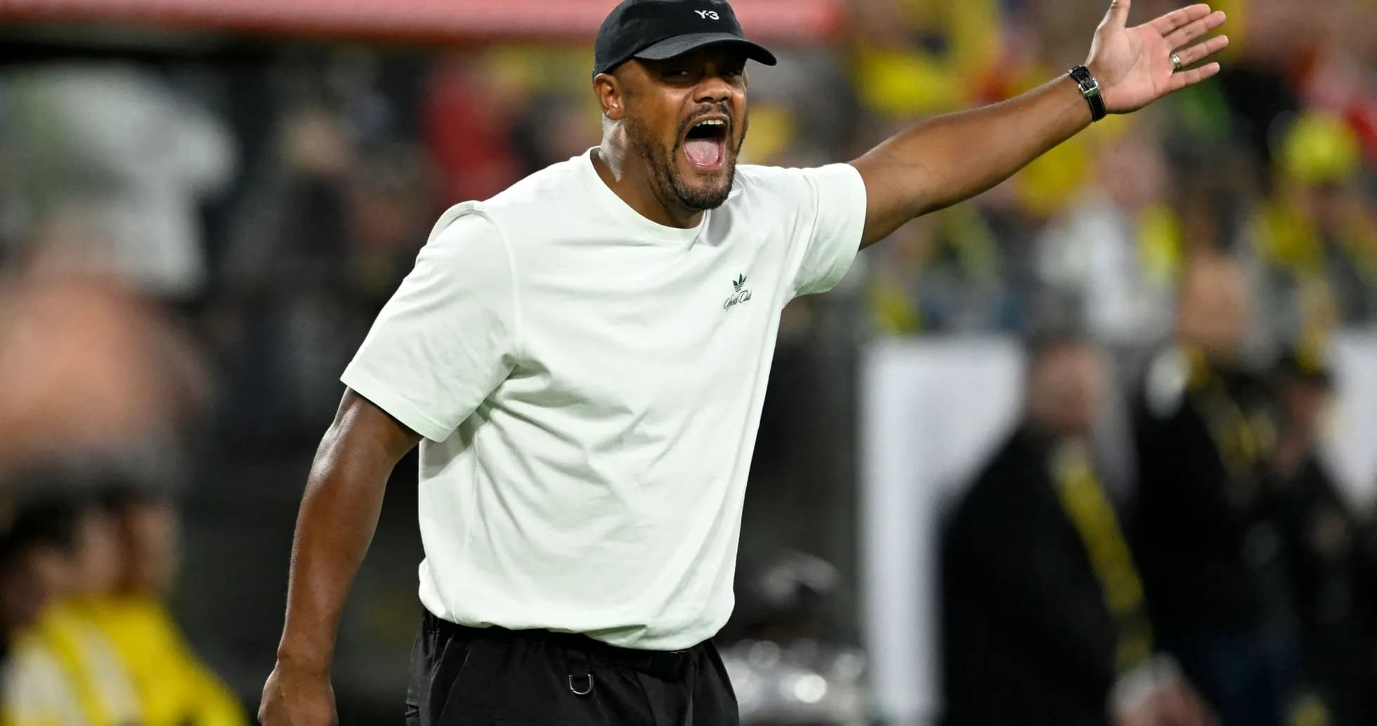 Entrenador dirigiendo a su equipo en el partido