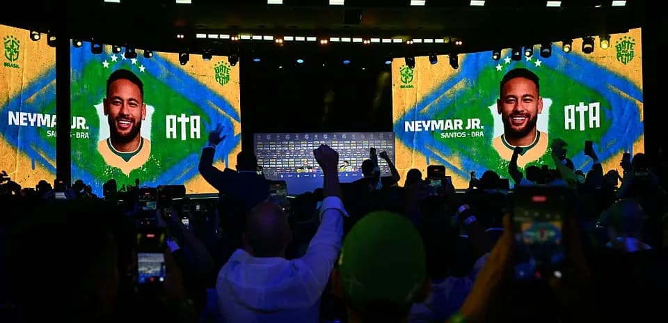 Neymar Jr. en evento con fanáticos y pantallas