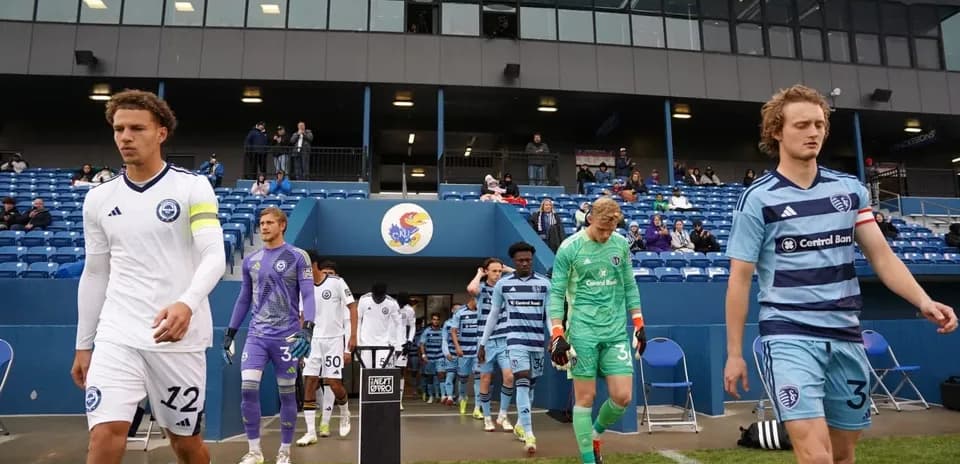 Jugadores de Sporting KC II ingresando al campo