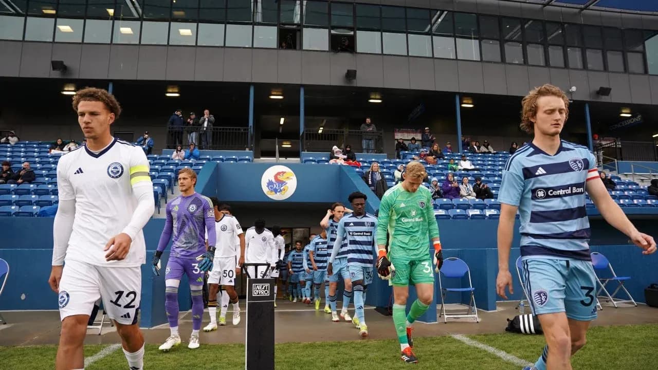 Jugadores de Sporting KC II ingresando al campo