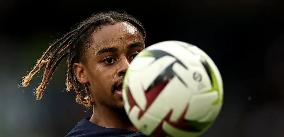Jugador controlando el balón durante el calentamiento