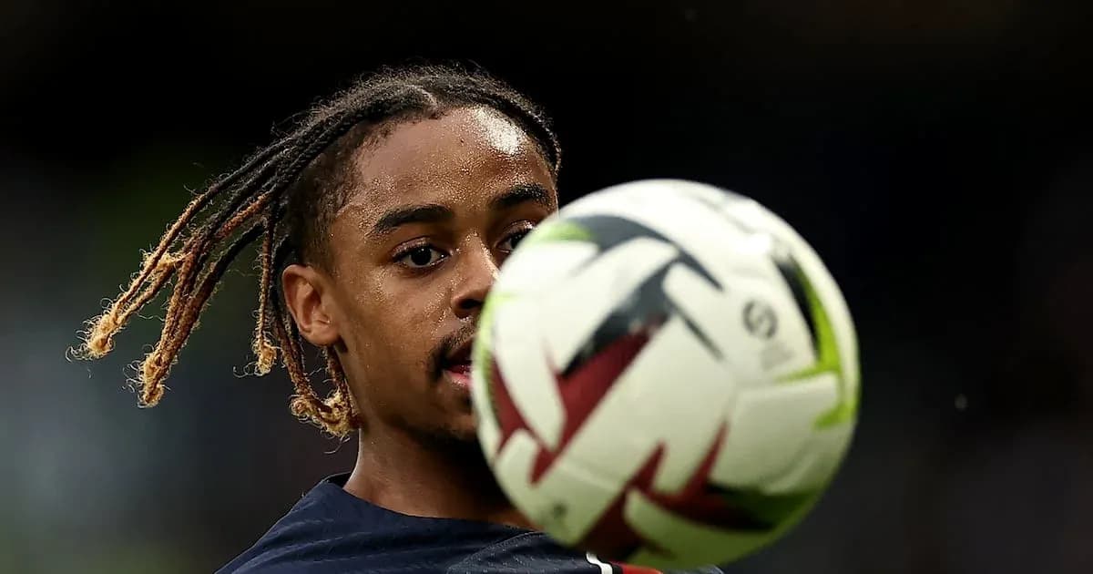 Jugador controlando el balón durante el calentamiento