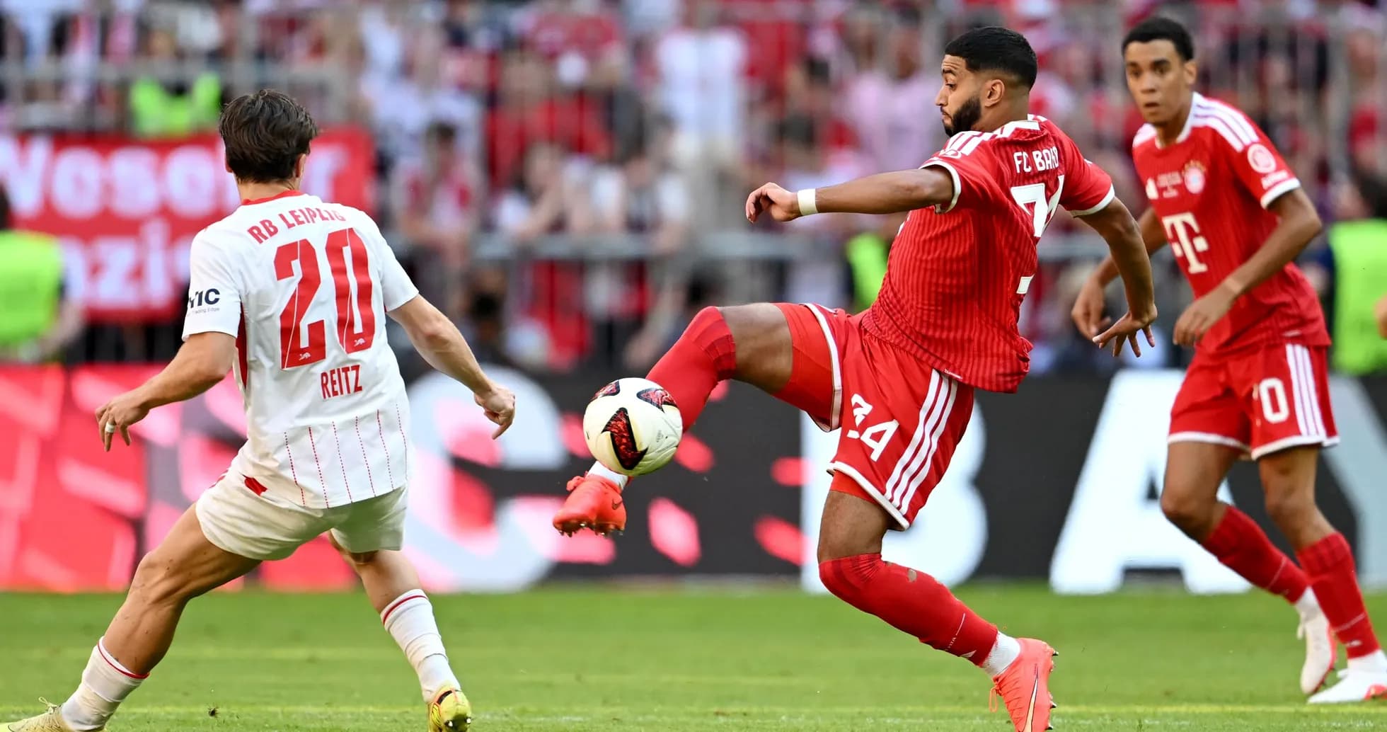Jugador de Bayern Munich despejando el balón en partido