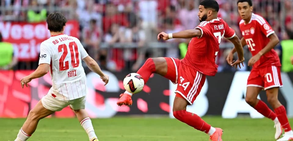 Jugador de Bayern Munich despejando el balón en partido
