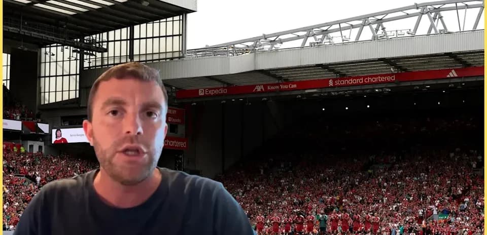 Presentador en Anfield con afición de fondo