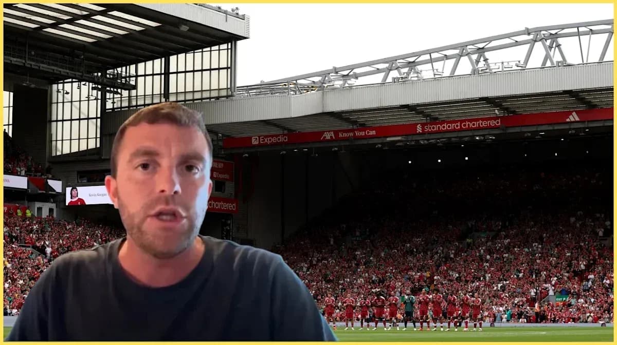 Presentador en Anfield con afición de fondo