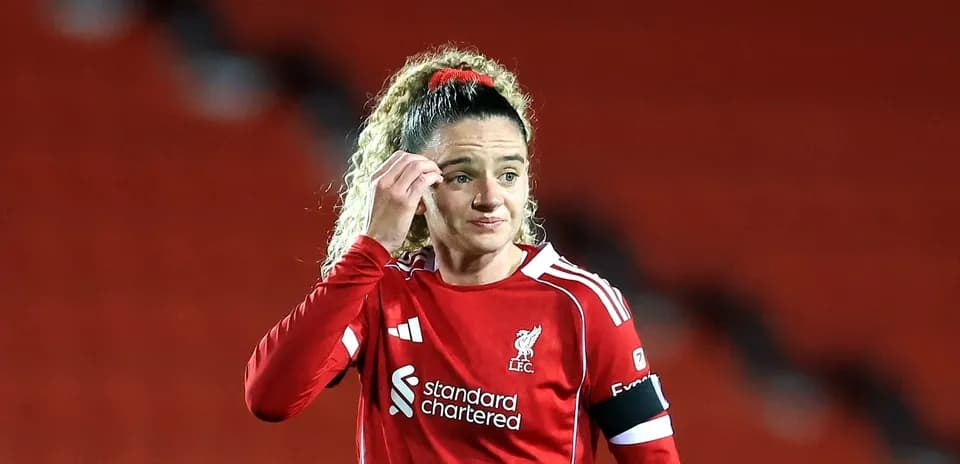 Jugadora de Liverpool con camiseta roja en el campo