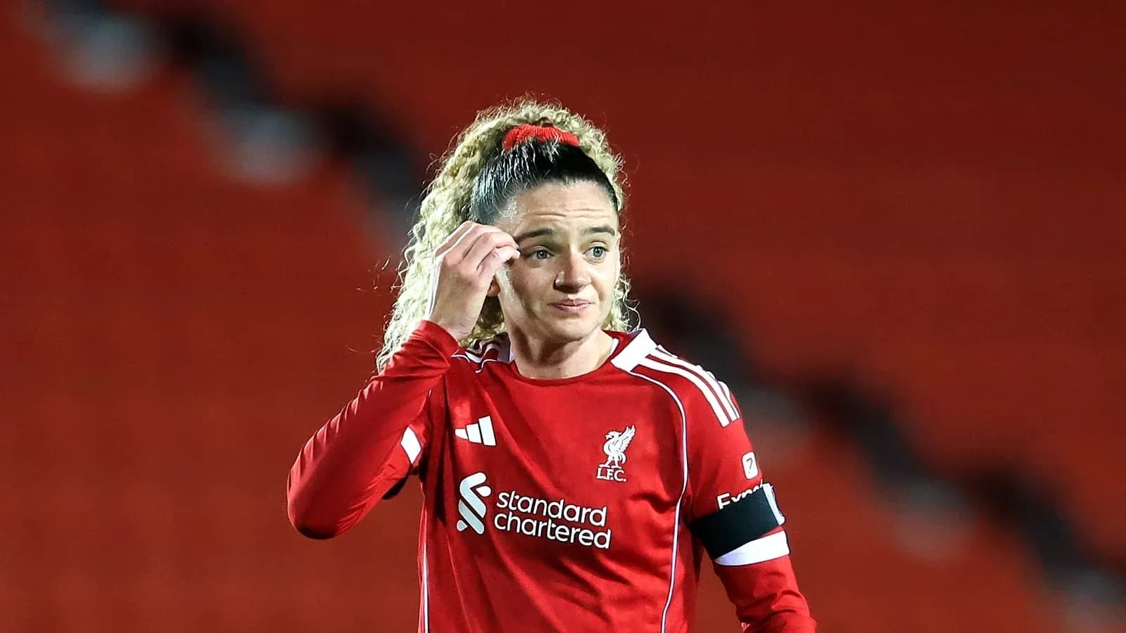 Jugadora de Liverpool con camiseta roja en el campo