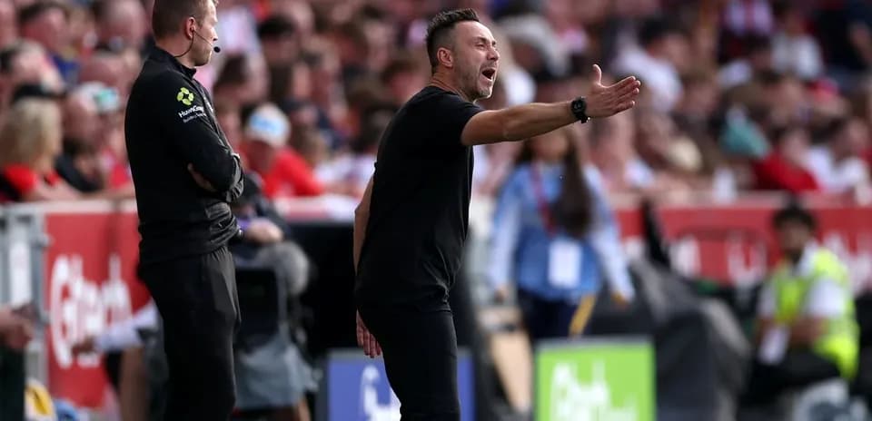 Entrenador dirigiendo a su equipo desde la línea lateral