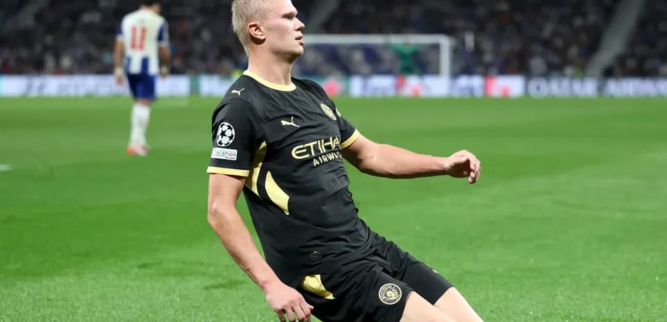 Jugador de fútbol en el suelo durante el partido