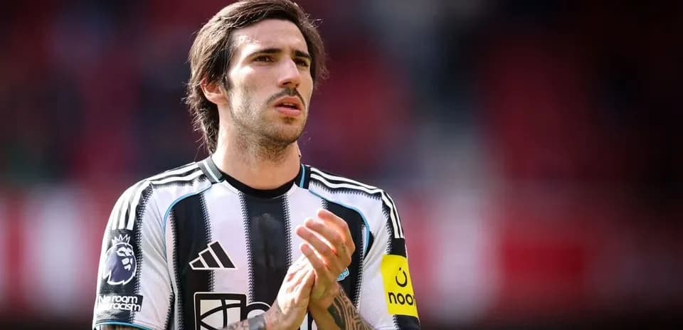 Jugador aplaudiendo en el campo durante el partido