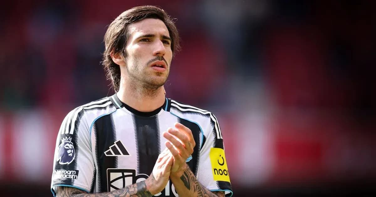 Jugador aplaudiendo en el campo durante el partido