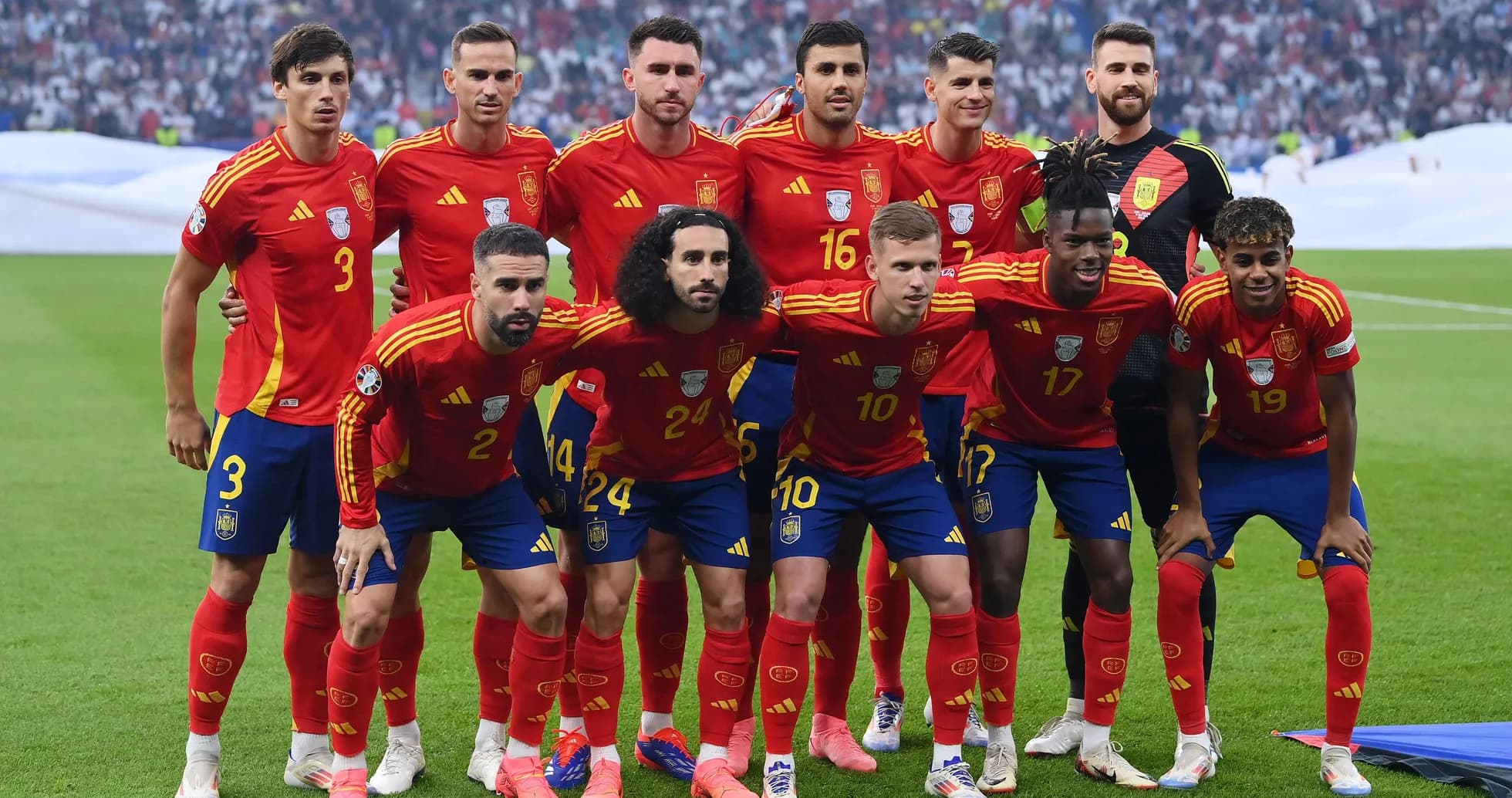 Equipo de España posando antes del partido