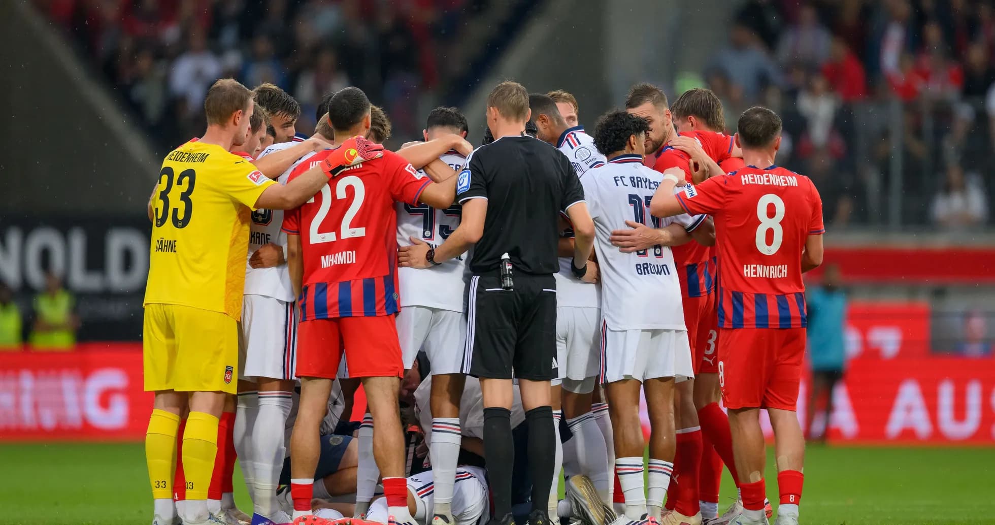 Jugadores de Heidenheim y Bayer 04 Leverkusen en grupo