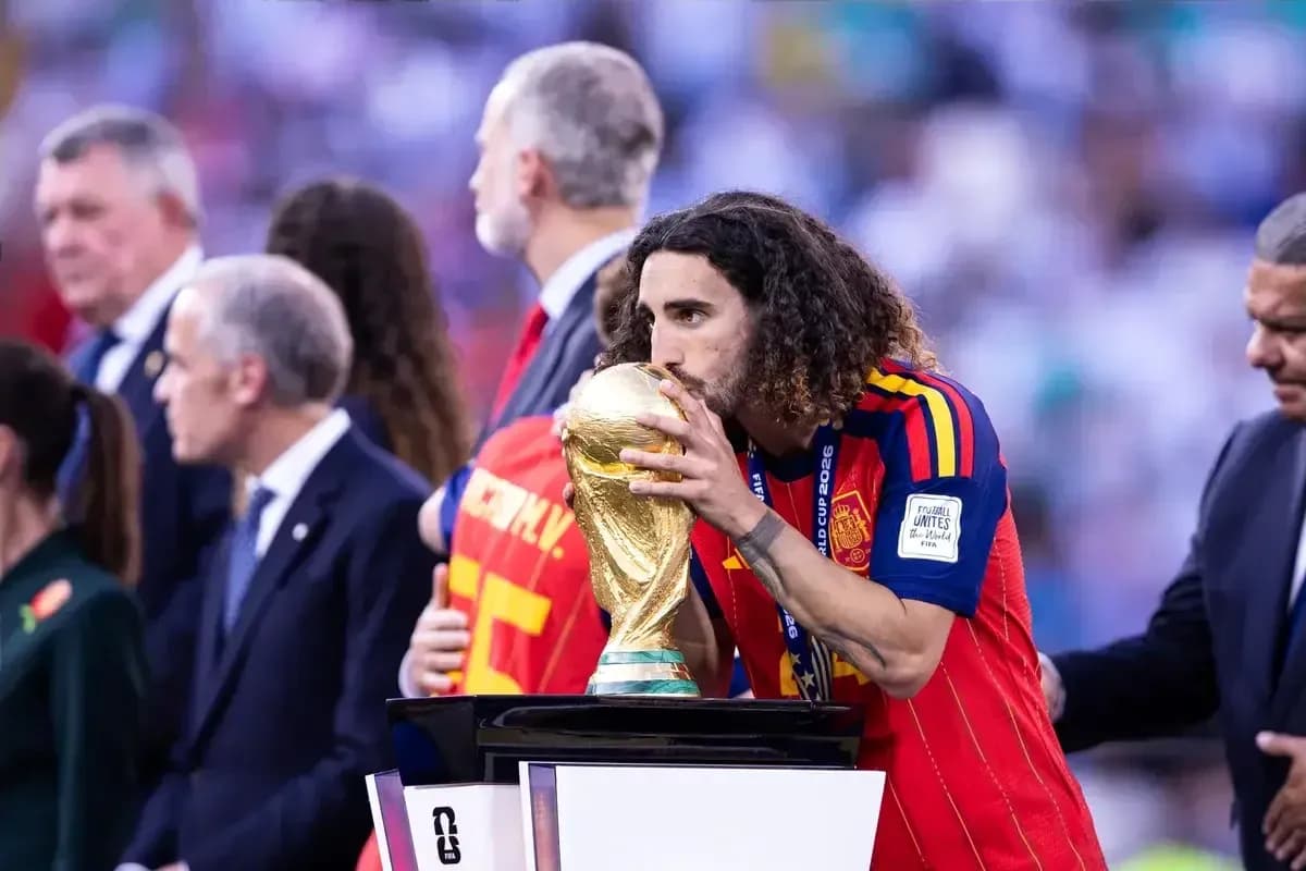 Jugador besando el trofeo de la Copa del Mundo