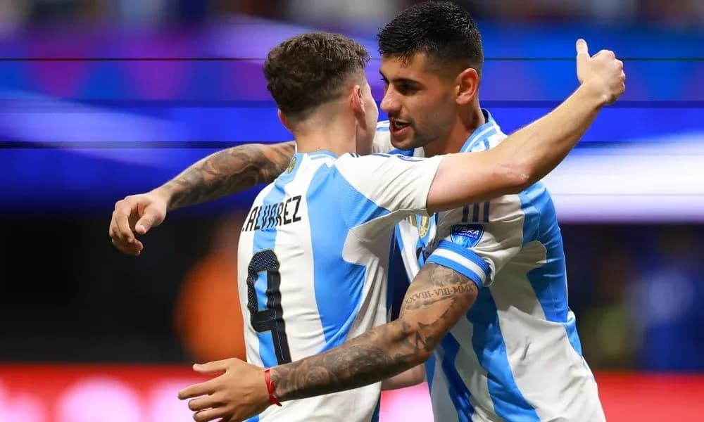 Jugadores de Argentina celebrando un gol abrazados