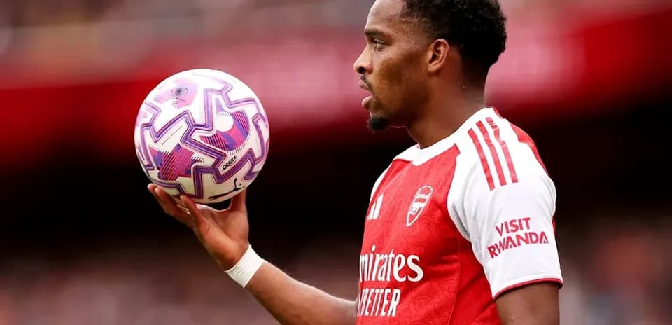 Jugador sosteniendo el balón en el campo