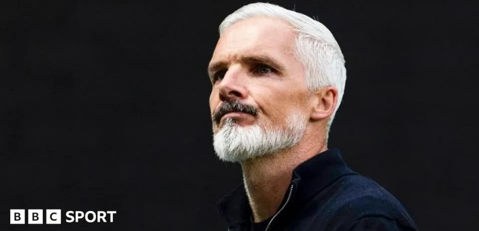 Entrenador con barba y cabello canoso en primer plano
