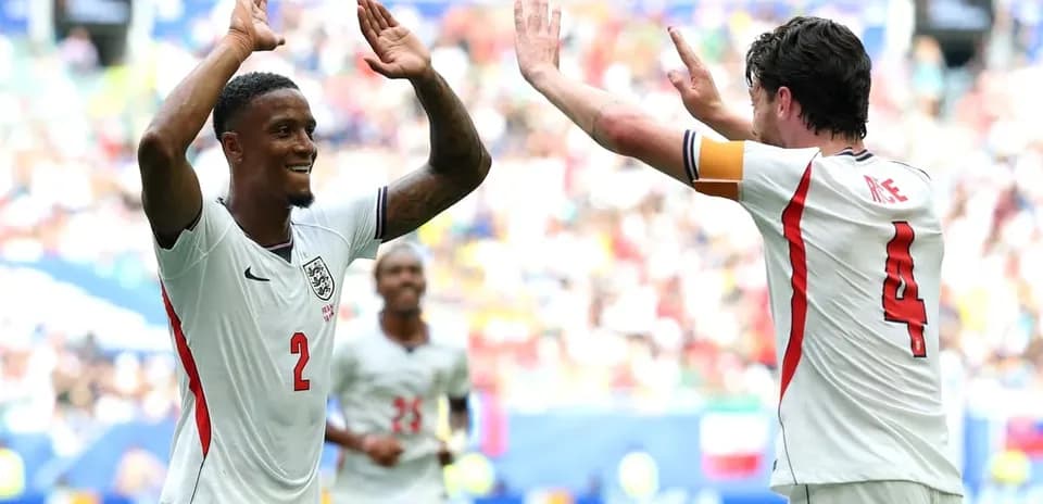 Jugadores de Inglaterra celebrando en el partido