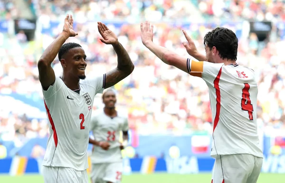 Jugadores de Inglaterra celebrando en el partido